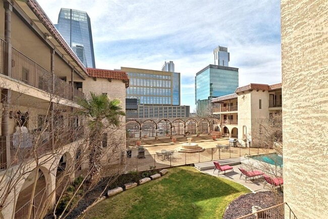 Building Photo - 505 W 7th St