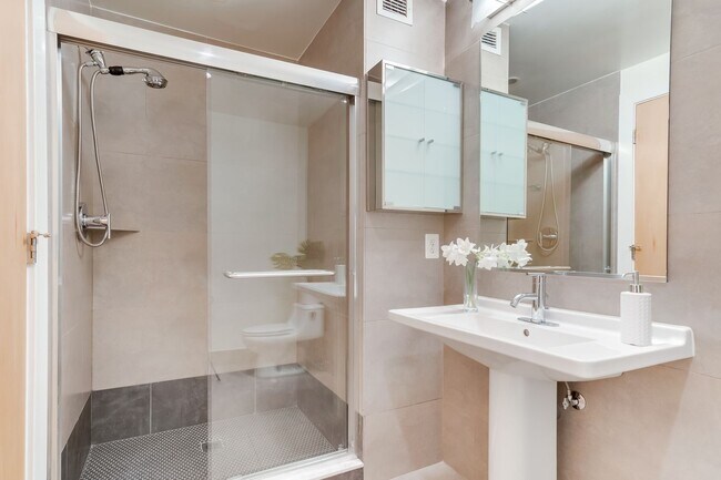Building Photo - Logan Circle Condo | 2 Bed | 2 Bath | 1,000 Sf | 1 Garage Parking Space