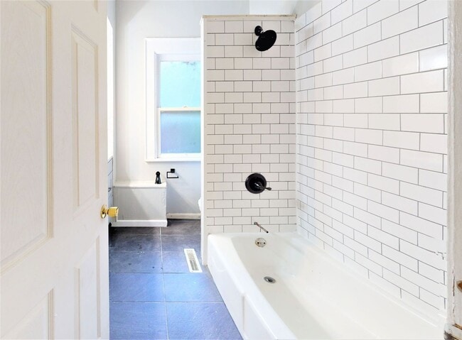 Building Photo - 227 E Northwood Ave