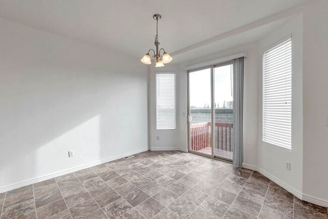 Building Photo - Bright Townhouse in Saratoga Springs w attached 2 car garage