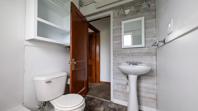 Building Photo - 704 Hickory St