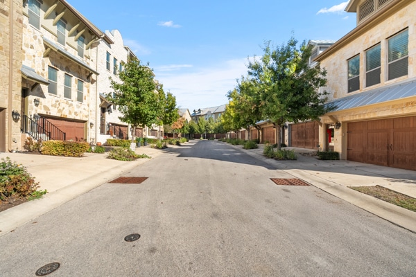 Building Photo - 1217 Highknoll Ln