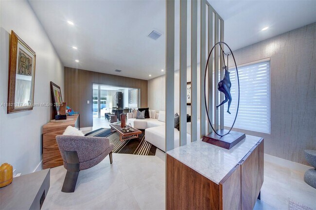 Building Photo - 2020 Alamanda Dr