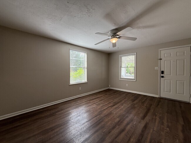 Building Photo - 509 Live Oak StreetUnit 2