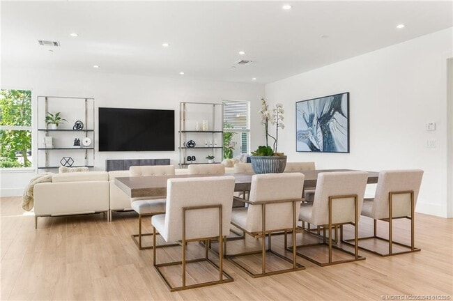 Building Photo - 55 SE Seminole St