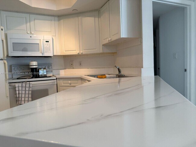 Primary Photo - 8911 Collins Ave