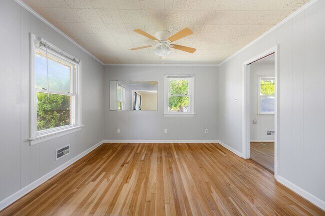 Building Photo - Beautiful 2 Bedroom Corner Lot Property Near Forest Hill Ave ***Available May 2026***