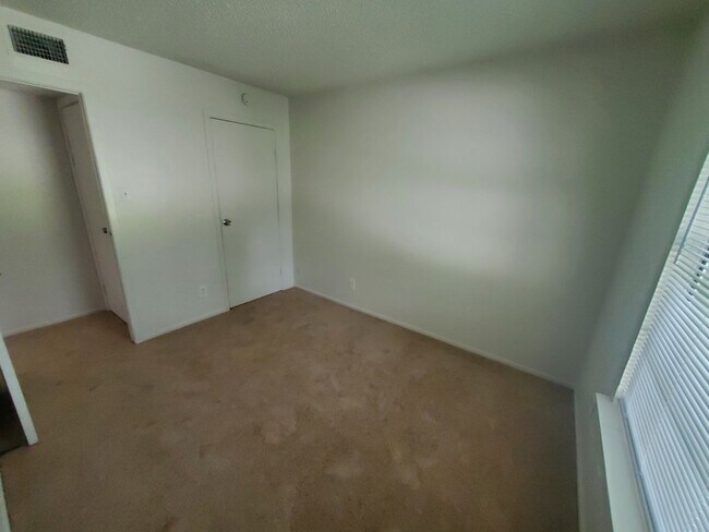 Building Photo - AVAILABLE NOW!!! Split Level, 3-Bed 2.5-Ba...