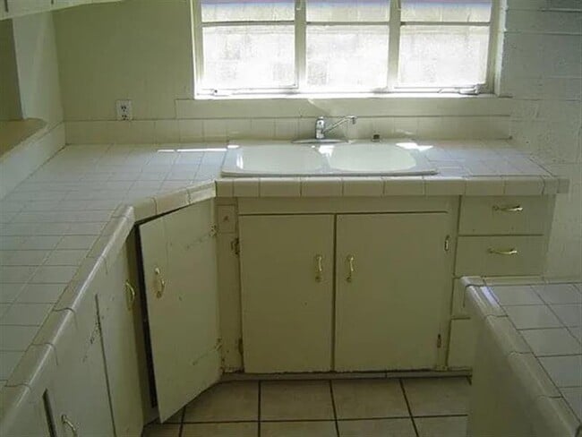 Building Photo - HANDYMAN SPECIAL