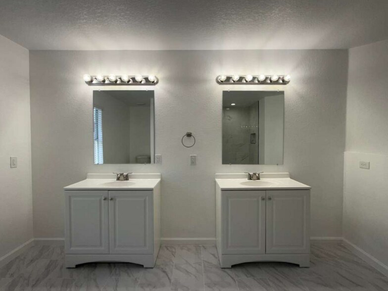 Building Photo - 9339 Mimosa Manor