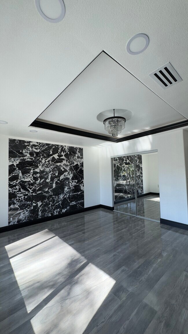 Building Photo - 6552 N Augusta St