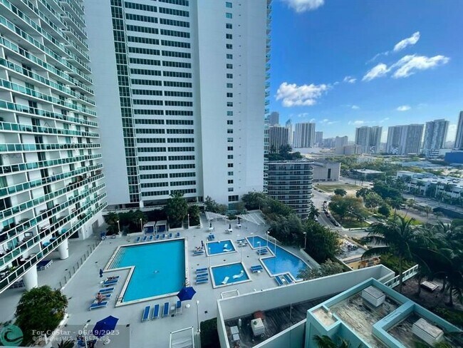 Building Photo - 1900 N Bayshore Dr