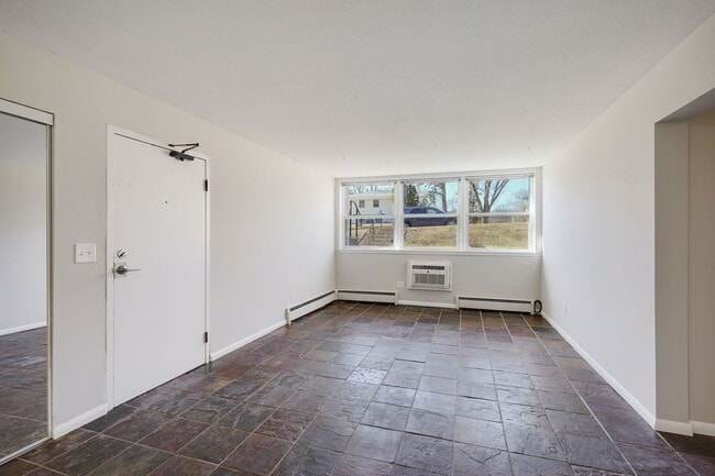 Building Photo - Remodeled Garden 2 bedroom