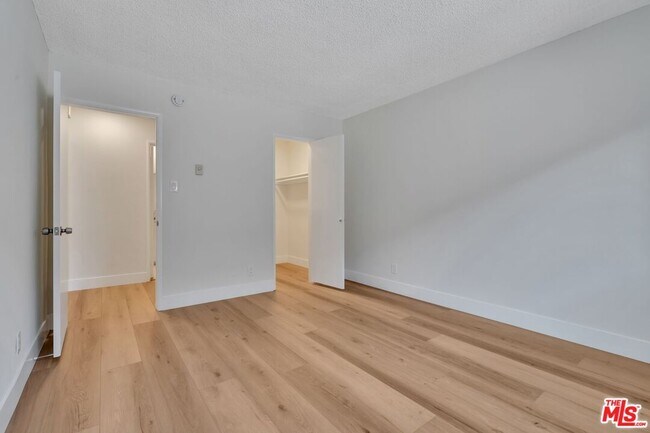 Building Photo - 1110 S Oakhurst Dr