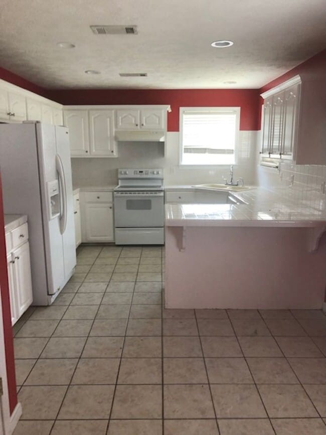Building Photo - 117 Gardenview Dr