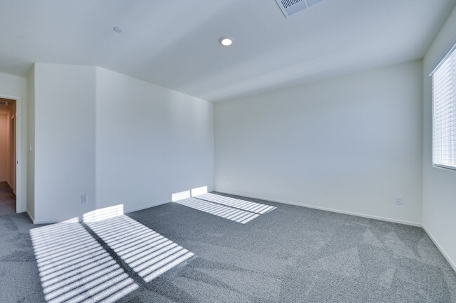 Building Photo - NW 3 Bedroom Townhouse!! Gated Community P...