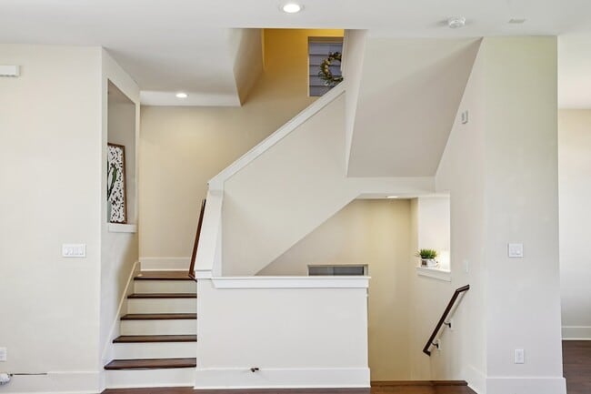 Building Photo - 209 Burr St