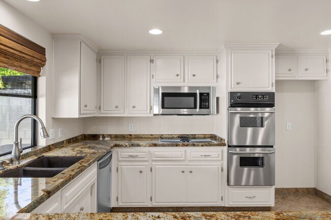 Building Photo - 605 N El Rio Dr