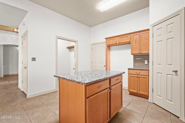 Building Photo - 5729 Valley Oak Dr