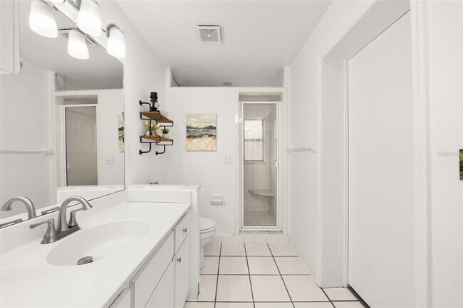 Building Photo - 2551 Lakeview Dr