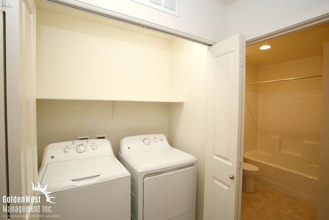 Building Photo - Modern 3Bdm 2.5Ba Two-Story Home in the Heart of Las Vegas