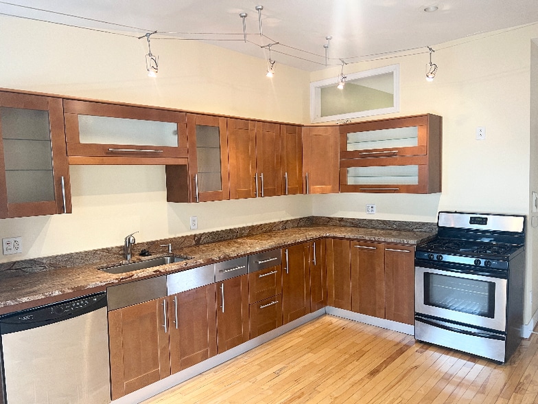 Building Photo - 13 Messenger St