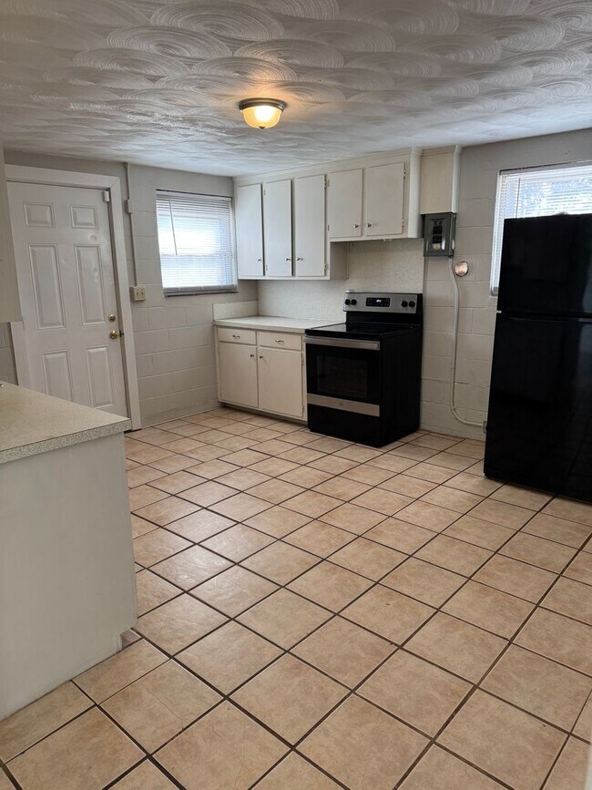Building Photo - Spacious 2 Bedroom, 1 Bathroom Move-In Ready Apartment!