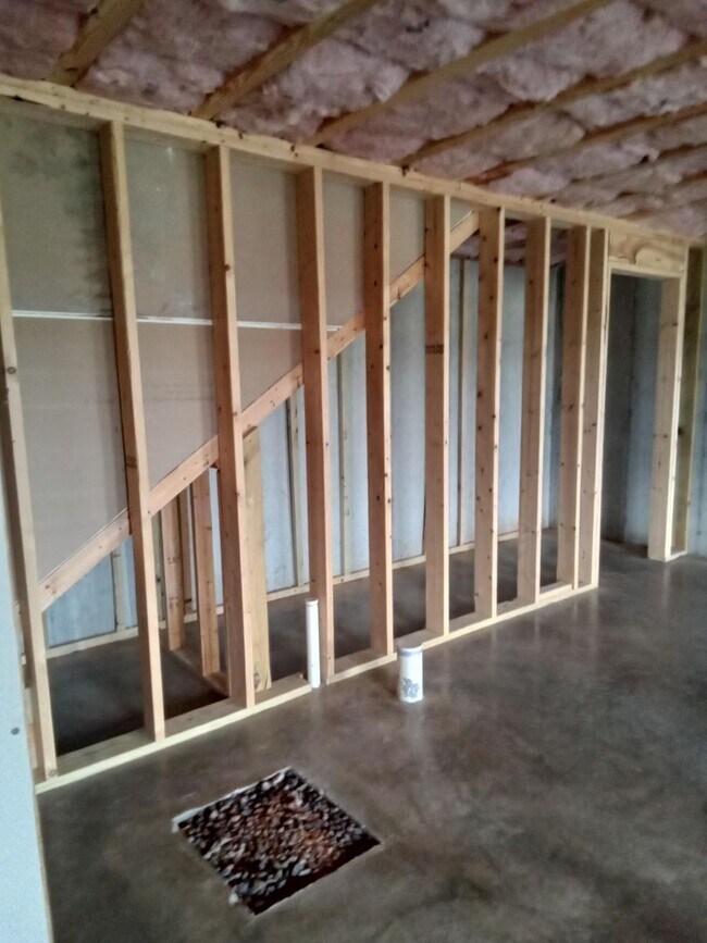 Building Photo - Patio Townhome Located 1 Block from Bedfor...