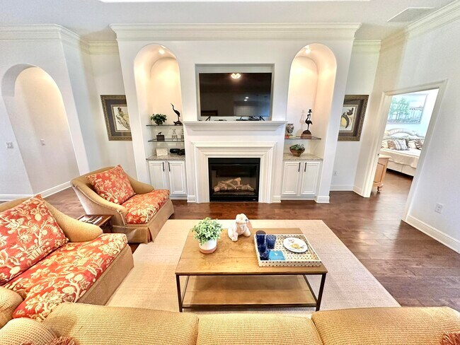 Building Photo - 206 E Pinehurst Dr