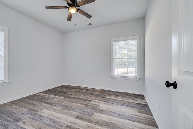 Building Photo - Like-New 4BR, 2.5BA Home with Privacy Fenc...