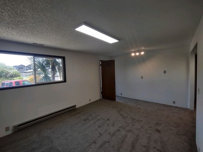 Building Photo - Large 2+ bedroom 2.5 bath home with large attached garage