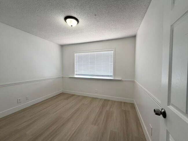Building Photo - Refreshed Single-Story Home