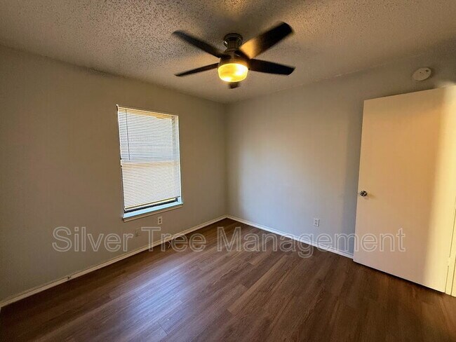 Building Photo - 6847 S Creek Dr