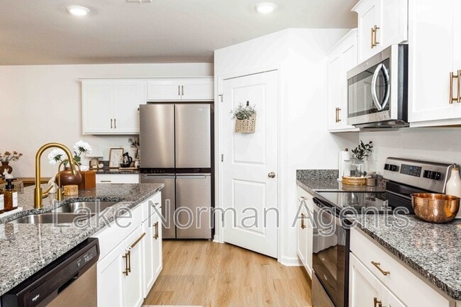 Building Photo - 2880 Sherrills Strm Dr