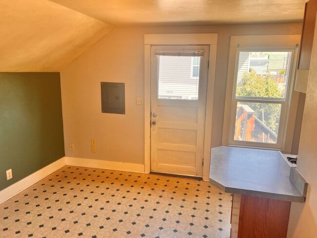 Building Photo - One Bedroom Apartment Home! Pet Friendly