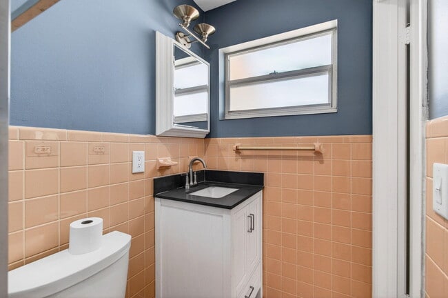 Building Photo - 301 SE 8th Ave