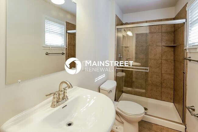 Building Photo - 3 Bedroom Pet-Friendly Home in KANSAS CITY, MO with Main Street Renewal