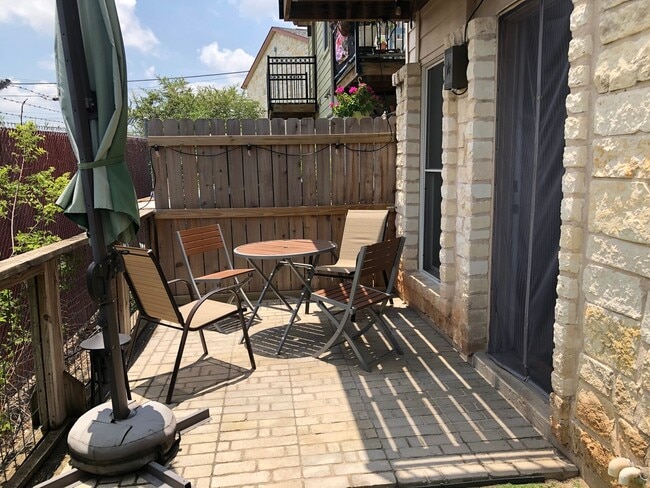 Building Photo - Great Close-In Condo