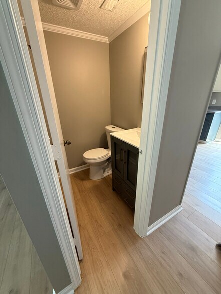 Building Photo - 1405 Harth Dr