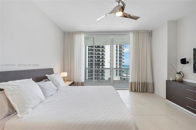 Building Photo - 15811 Collins Ave