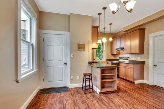 Building Photo - 56 Warren Ave