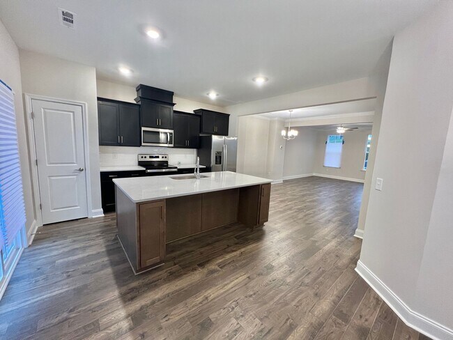 Building Photo - Like New 3 Bed, 4 Bath Townhome w/ 2 Car Garage