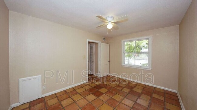 Building Photo - 404 Ohio Pl