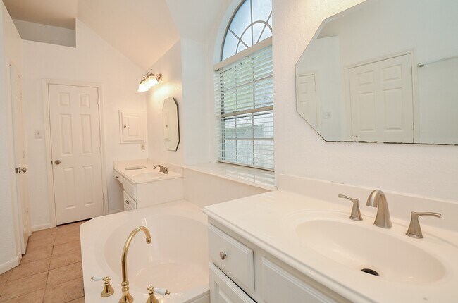 Building Photo - 1631 Berkoff Dr