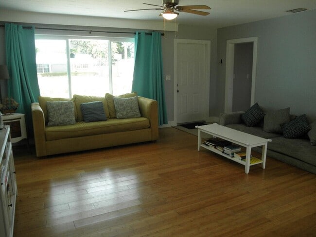 Building Photo - 431 Virginia Dr