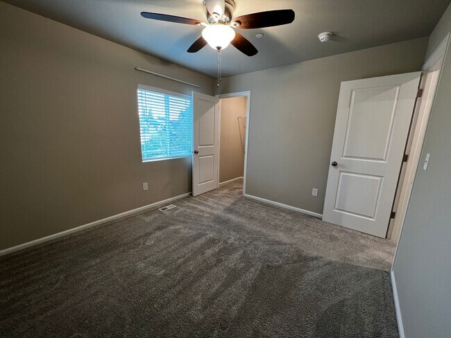 Building Photo - 4 Bed DuPont Townhome for Rent