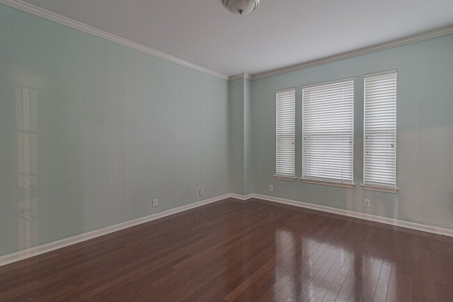 Building Photo - $300 OFF 1ST MONTH RENT IF YOU MOVE IN WIT...