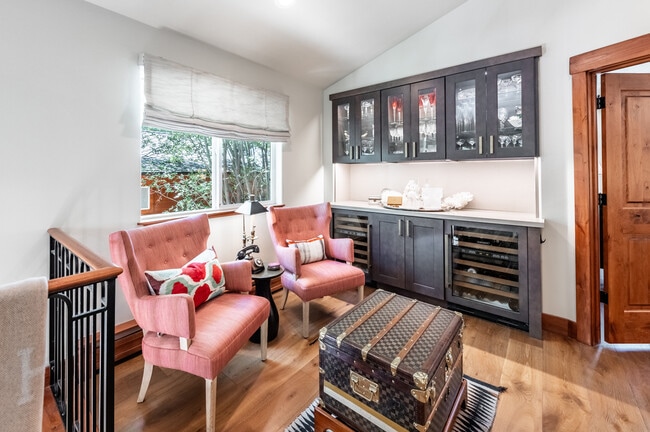 Building Photo - 198 Country Club Dr