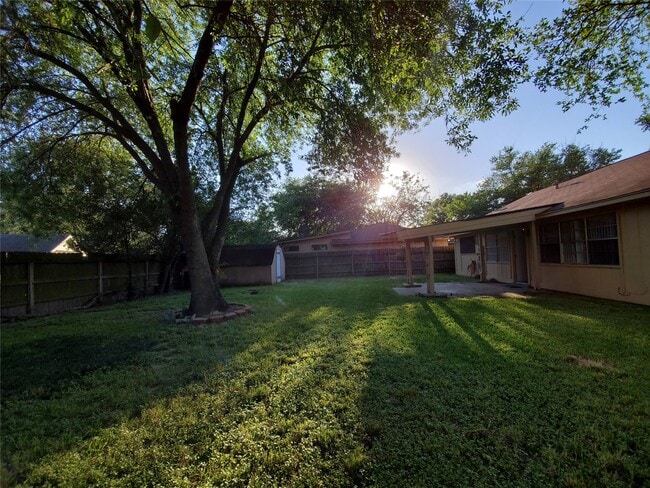 Building Photo - 16315 Thistleglen Dr