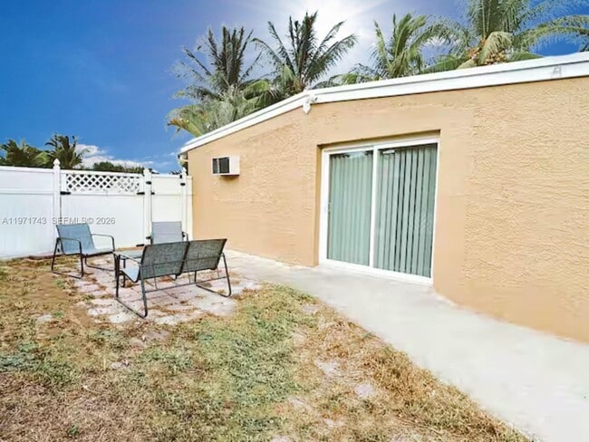 Building Photo - 308 NE 8th Ct